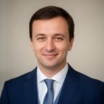 Профессиональный портрет уверенного бизнесмена автоцентра Авто Борovka на нейтральном размытом фоне студии